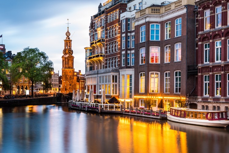 Poznávací zájezd do Holandska - Panorama amsterdamského grachtu se Starým kostelem