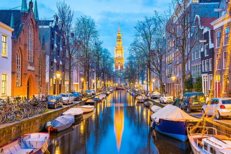 Amsterdamský kanál s kostelem