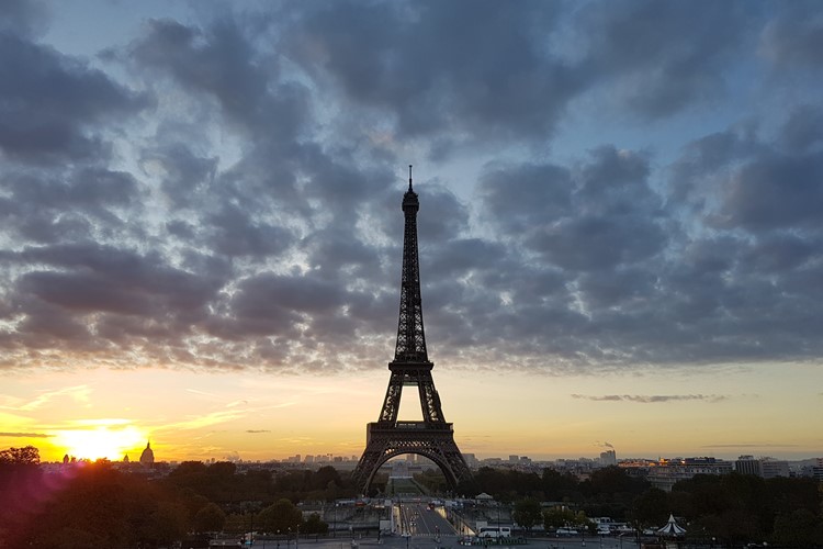 Poznávací zájezd do Paříže - Eiffelova věž při východu slunce 