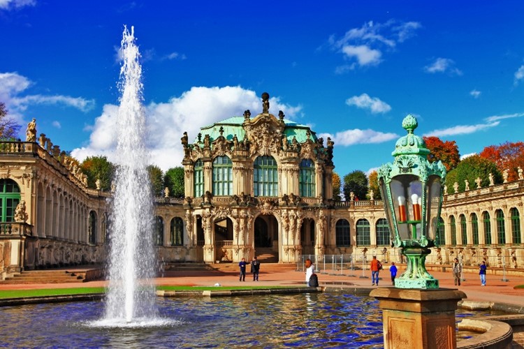 Rozkvetlá kamélie na zámku Pillnitz a barokní Drážďany