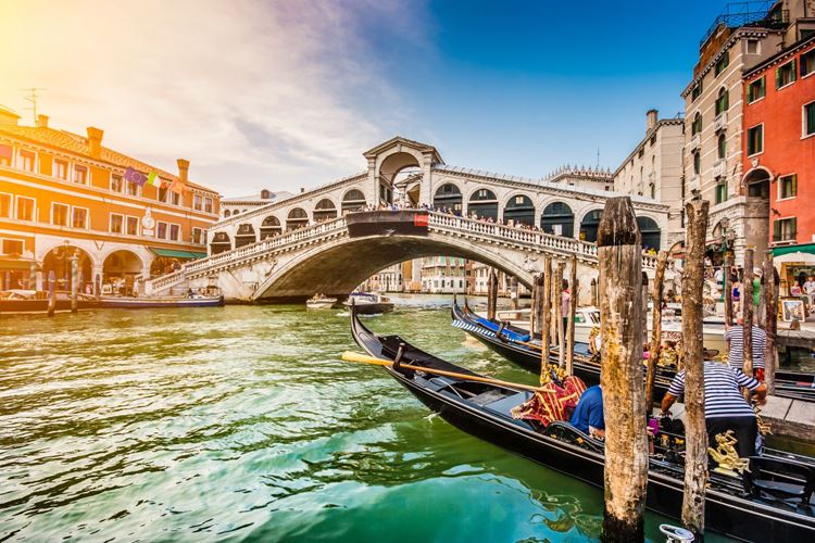 Jednodenní koupání u moře a večerní Benátky - Ikonický most Ponte di Rialto