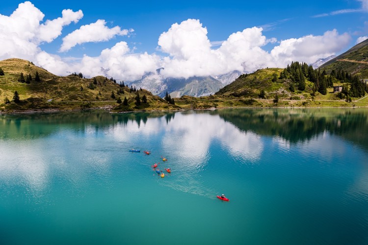 Jezero v místní švýcarské přírodě