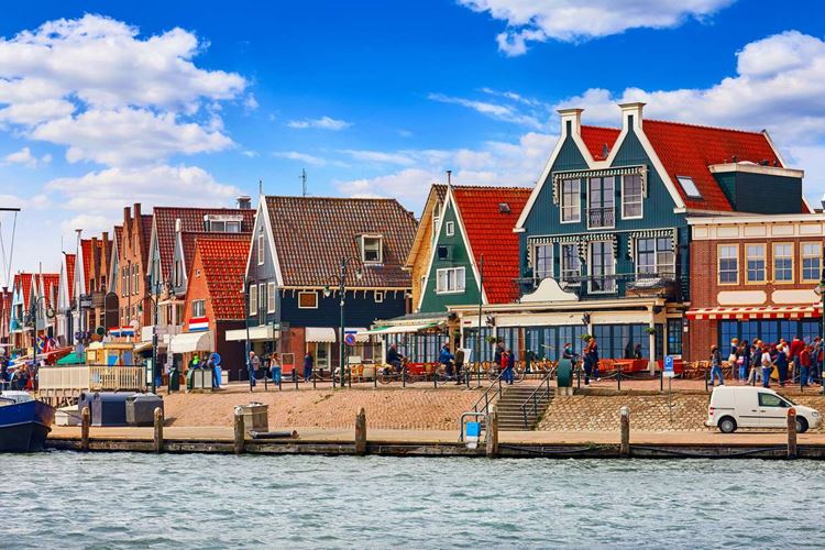 Přístavní městečko Volendam - promenáda u moře