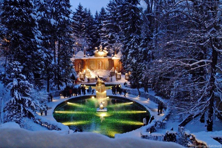 Zahrada s osvětlenou fontánou u Hellbrunnu