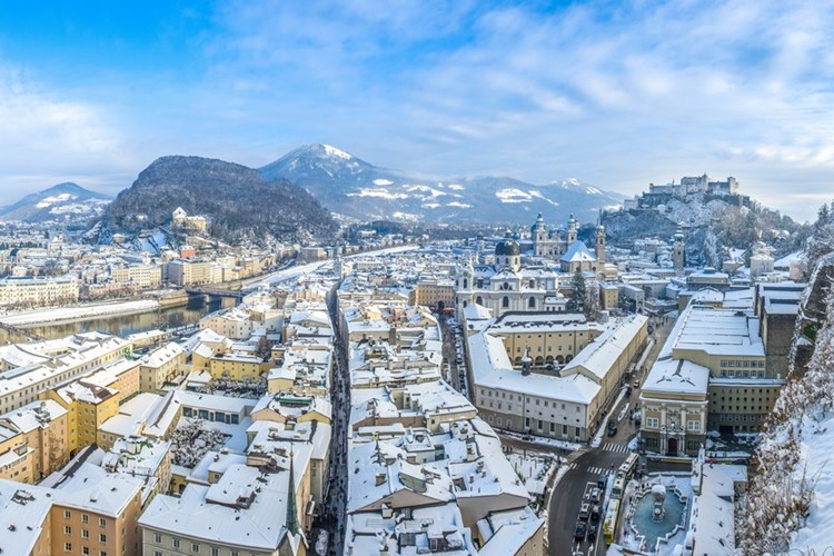 Zimní panorama města Salzburg