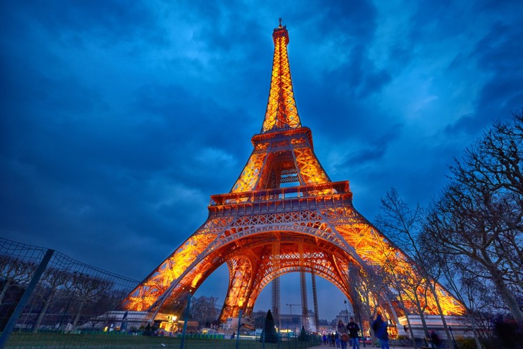 Eiffelova věž za soumraku