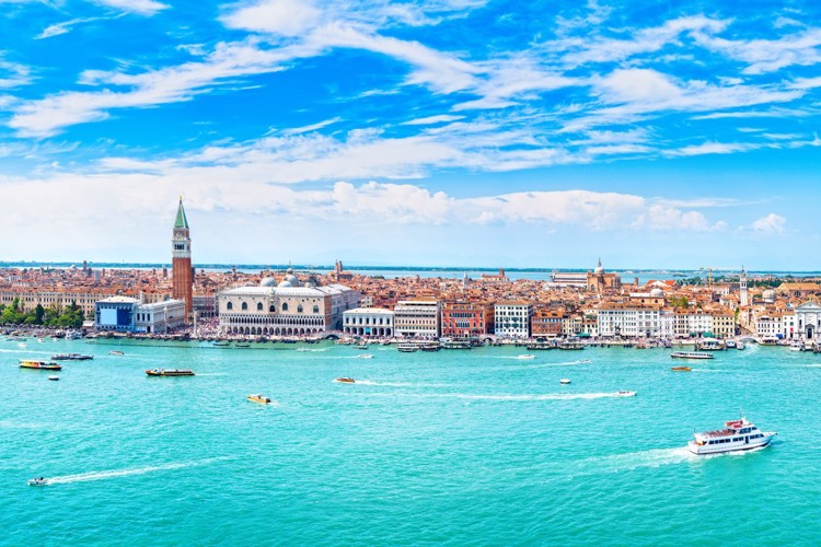 Panoramatický pohled na město Benátky