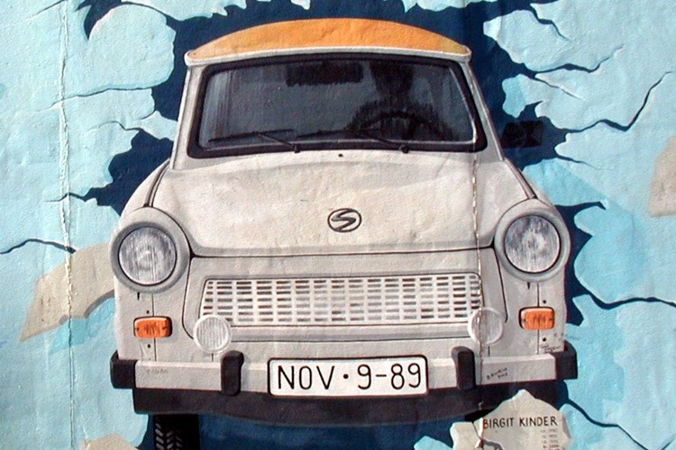 Ikonický trabant na Berlínské zdi