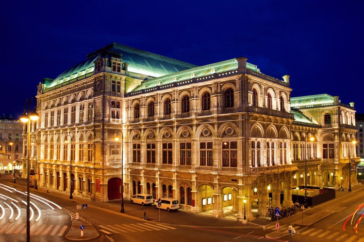 Vídeňská státní opera večer