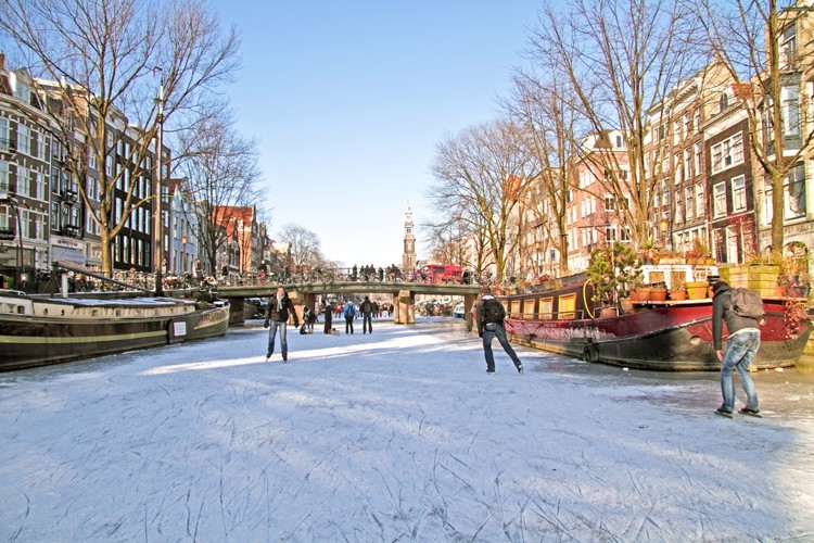 Zamrzlé kanály v Amsterdamu