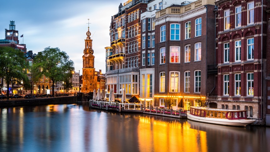Poznávací zájezd do Holandska - Panorama amsterdamského grachtu se Starým kostelem