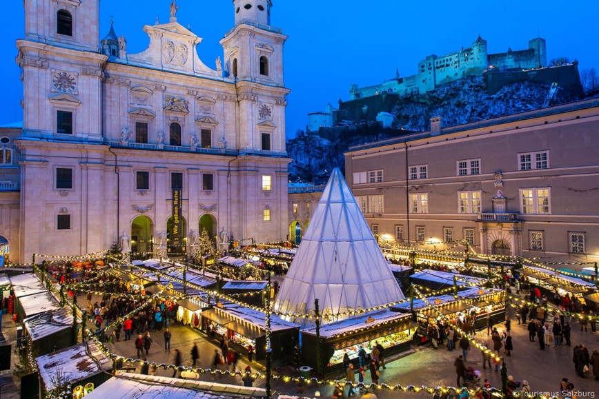 Adventní trhy na náměstí v Salzburgu