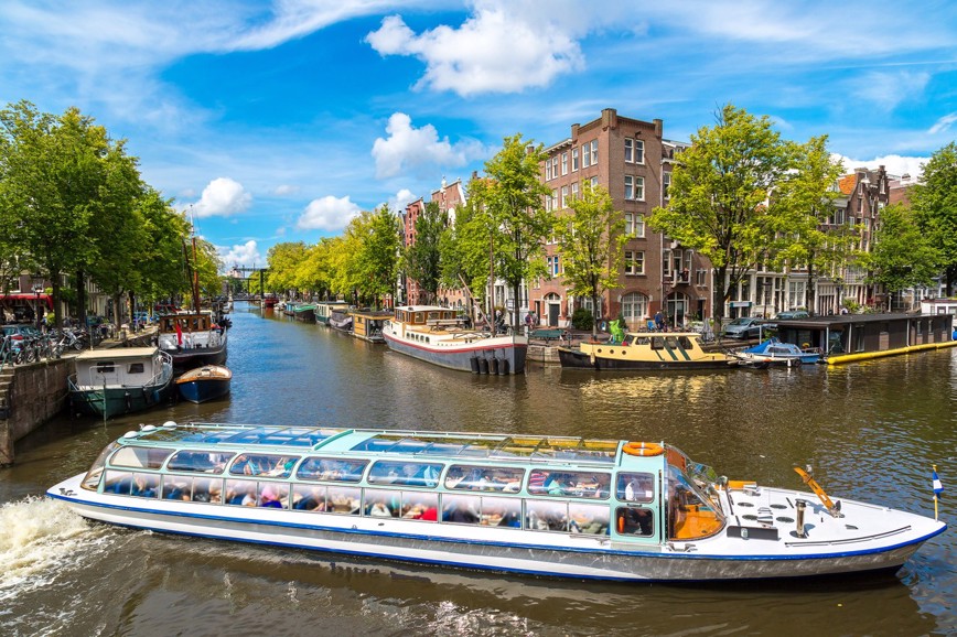 Plavba lodí po kanále v Amsterdamu
