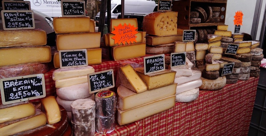 Francouzské sýry na trhu v Chamonix