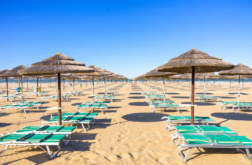 Poznávací zájezd do Itálie - Plážové slunečníky a lehátka