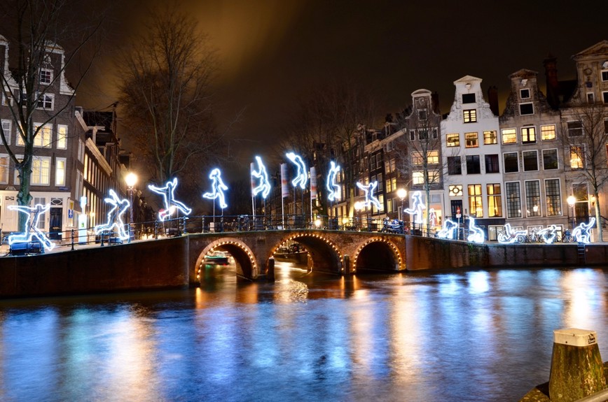 Vánočně vyzdobené kanály v Amsterdamu