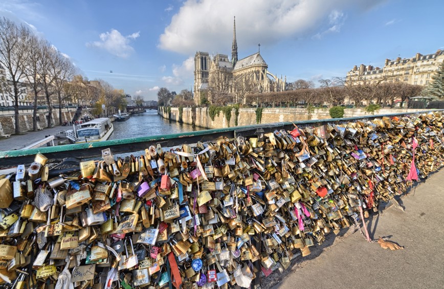 Most zamilovaných s Notre Dame v pozadí