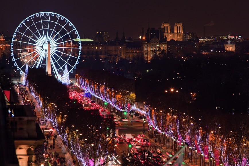 Třída Champs Elysées s vánočním trhem a atrakcemi