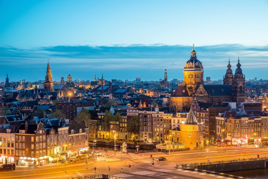 Večerní pohled na město Amsterdam v Nizozemí