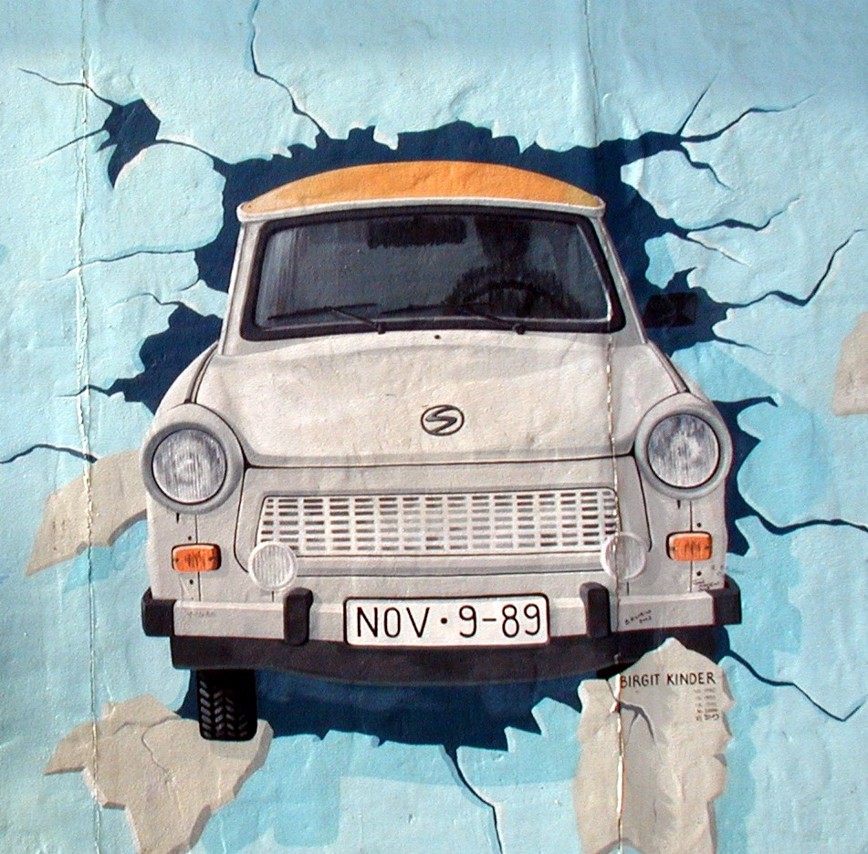 Ikonický trabant na Berlínské zdi