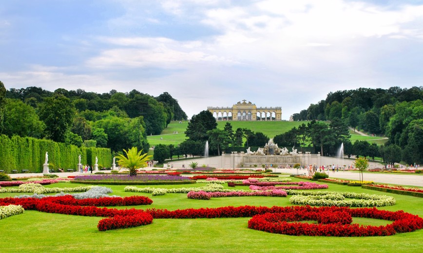 Poznávací zájezd do Vídně - Rozlehlé zahrady u zámku Schönbrunn