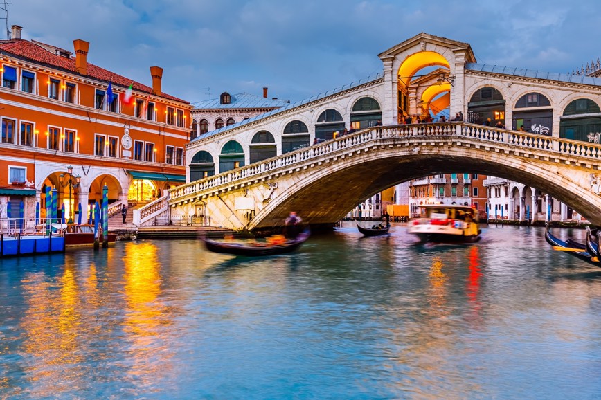 Pobytový zájezd do Jesola a Benátek - nejfotografovanější most Benátek - Ponte de Rialto