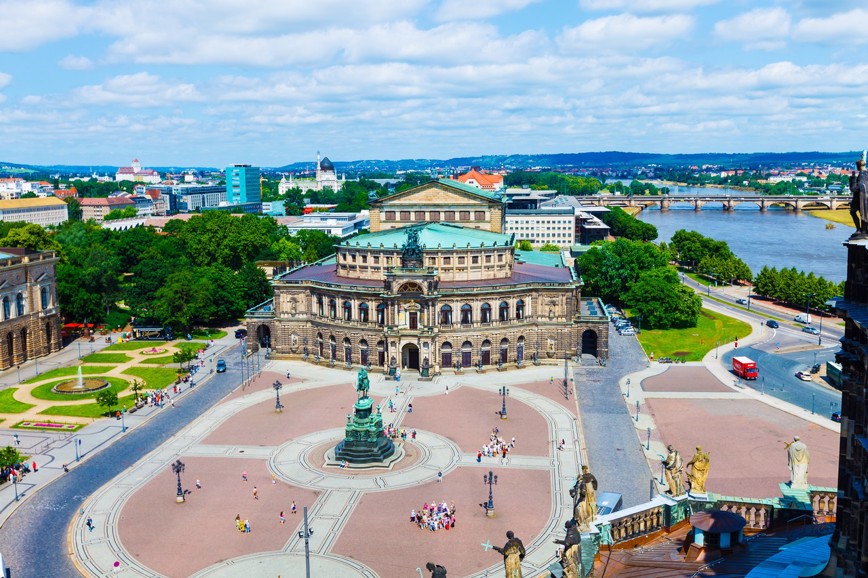 Pohled na drážďanskou budovu opery